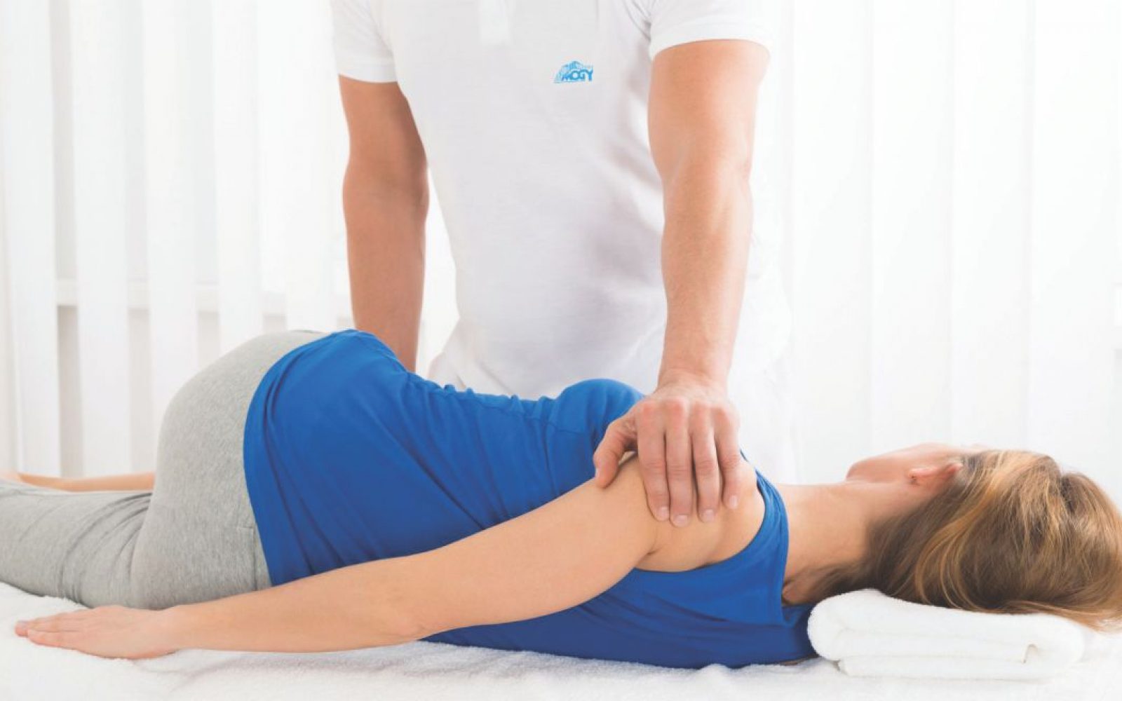 Zenska na mo-gy manualni terapiji hrbtenice