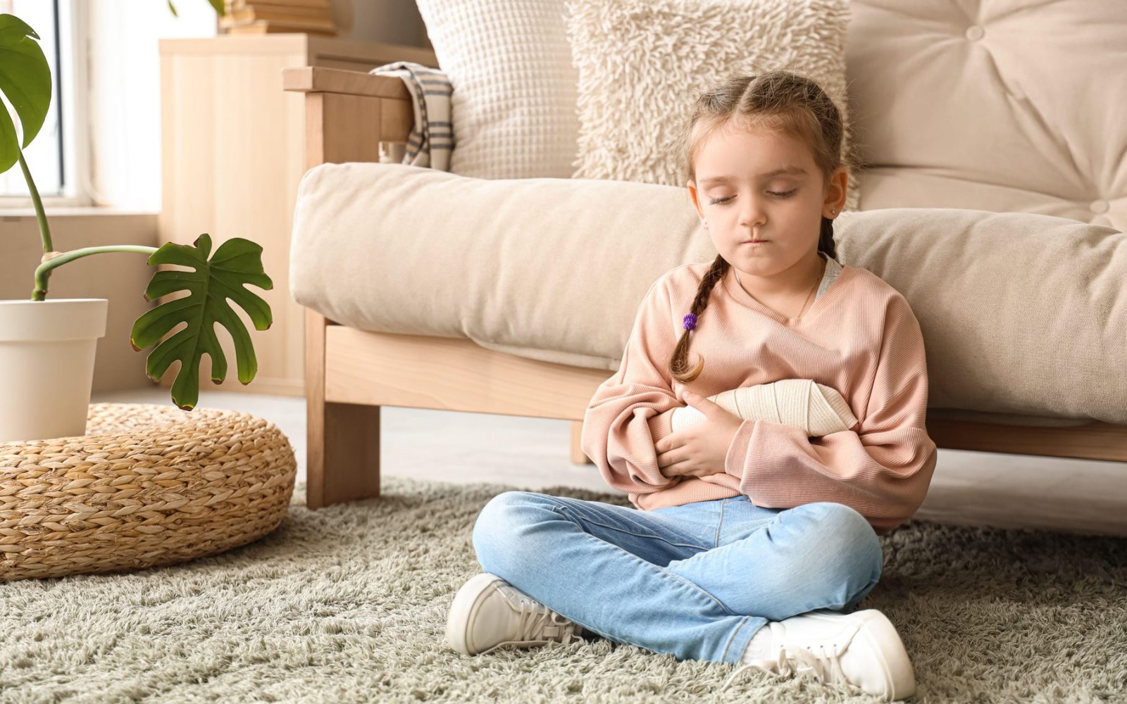 Deklica s poškodovano roko po nasilju v družini.