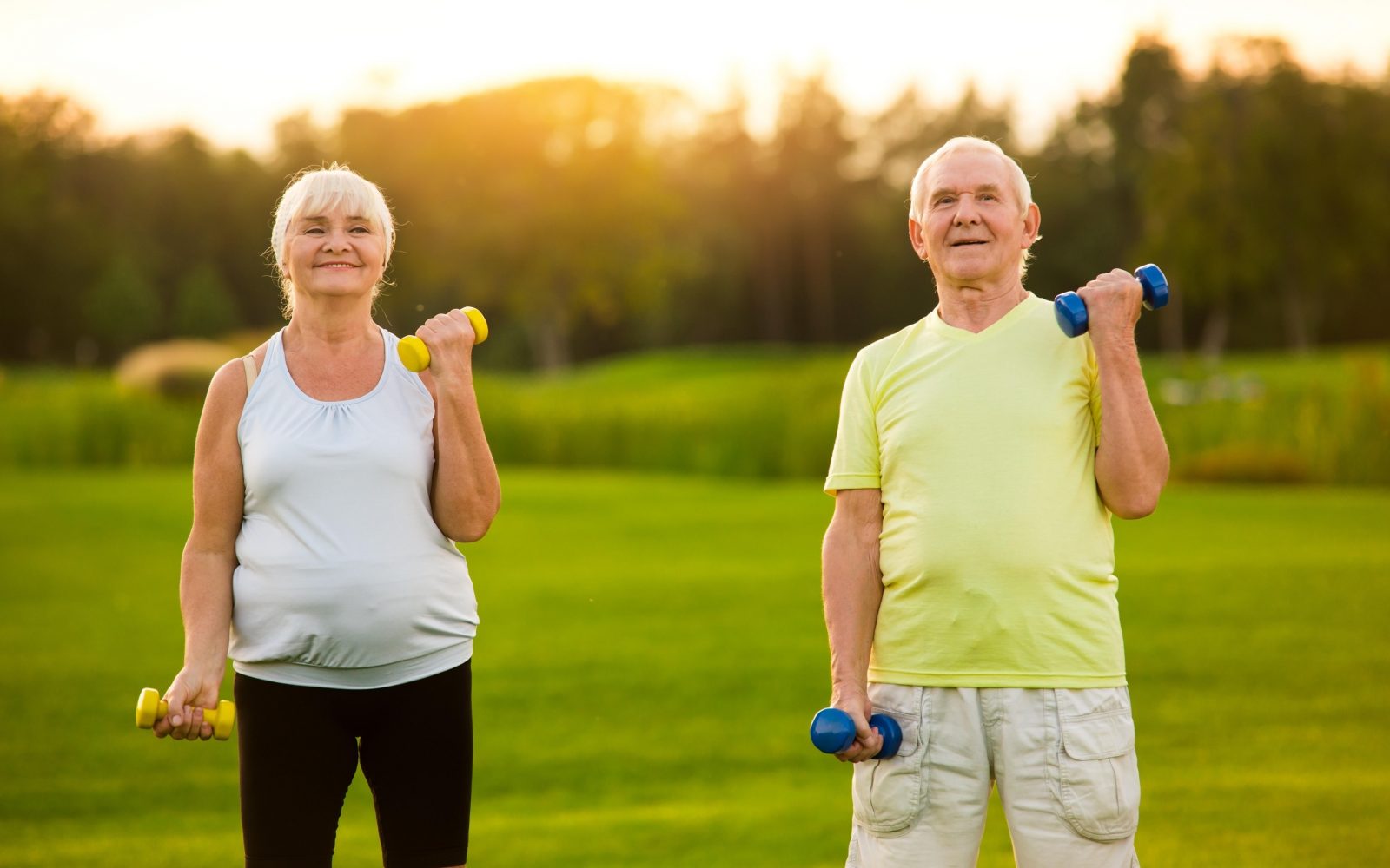 Starejši par izvaja vadbo z utežmi, ki je učinkovita zaščita pred kognitivnim upadom, demenco in Alzheimerjevo boleznijo.