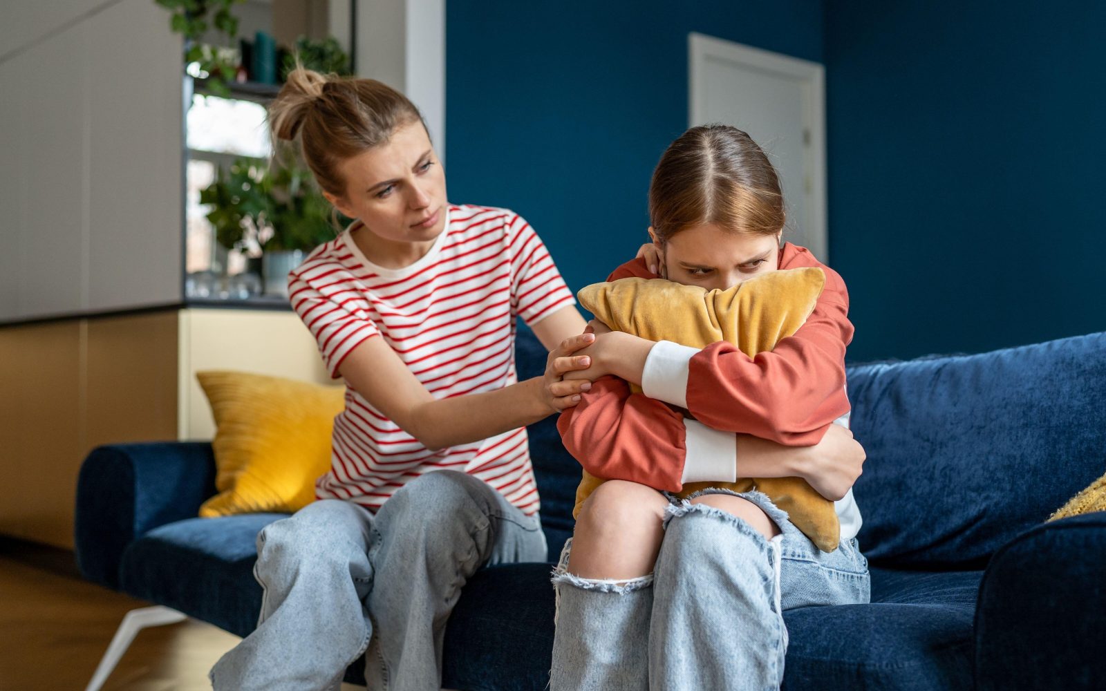 Razburjena hči in razumevajoča mati