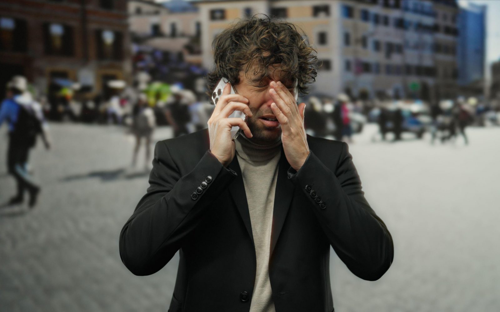 Moški v stiski zaradi finančnih težav in zasvojenosti s kriptovalutami med telefonskim klicem.