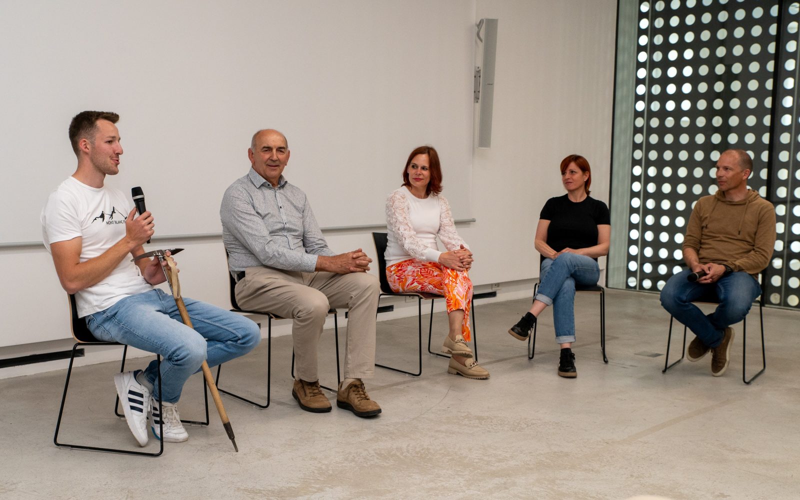 Predstavitveni dogodek odprave na Mont Blanc s sodelujočimi: Jošt Paternoster, njegov dedek, fizioterapevtka Klara Lavrenčič Bandur in doc. dr. Barbara Faganel Kotnik.