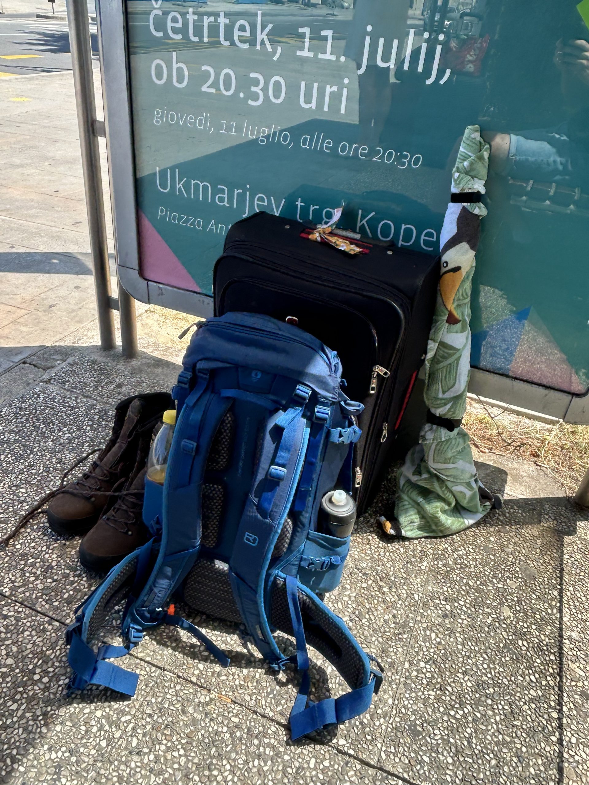 Oprema pred odhodom na Mont Blanc: pohodni čevlji, nahrbtnik, kovček in odeja z raco – priprave Jošta Paternostra na življenjsko odpravo.