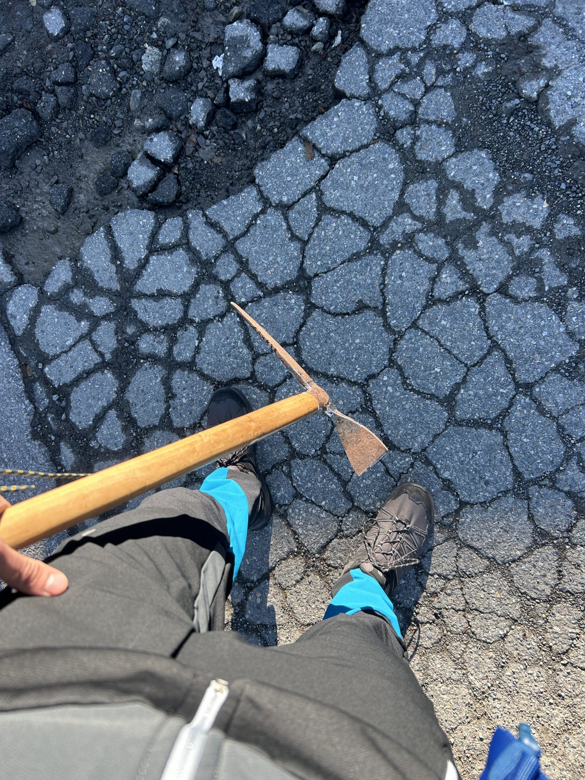 Jošt Paternoster s pogledom navzdol drži dedkov cepin – simbol družinske povezanosti in vztrajnosti na odpravi na Mont Blanc.