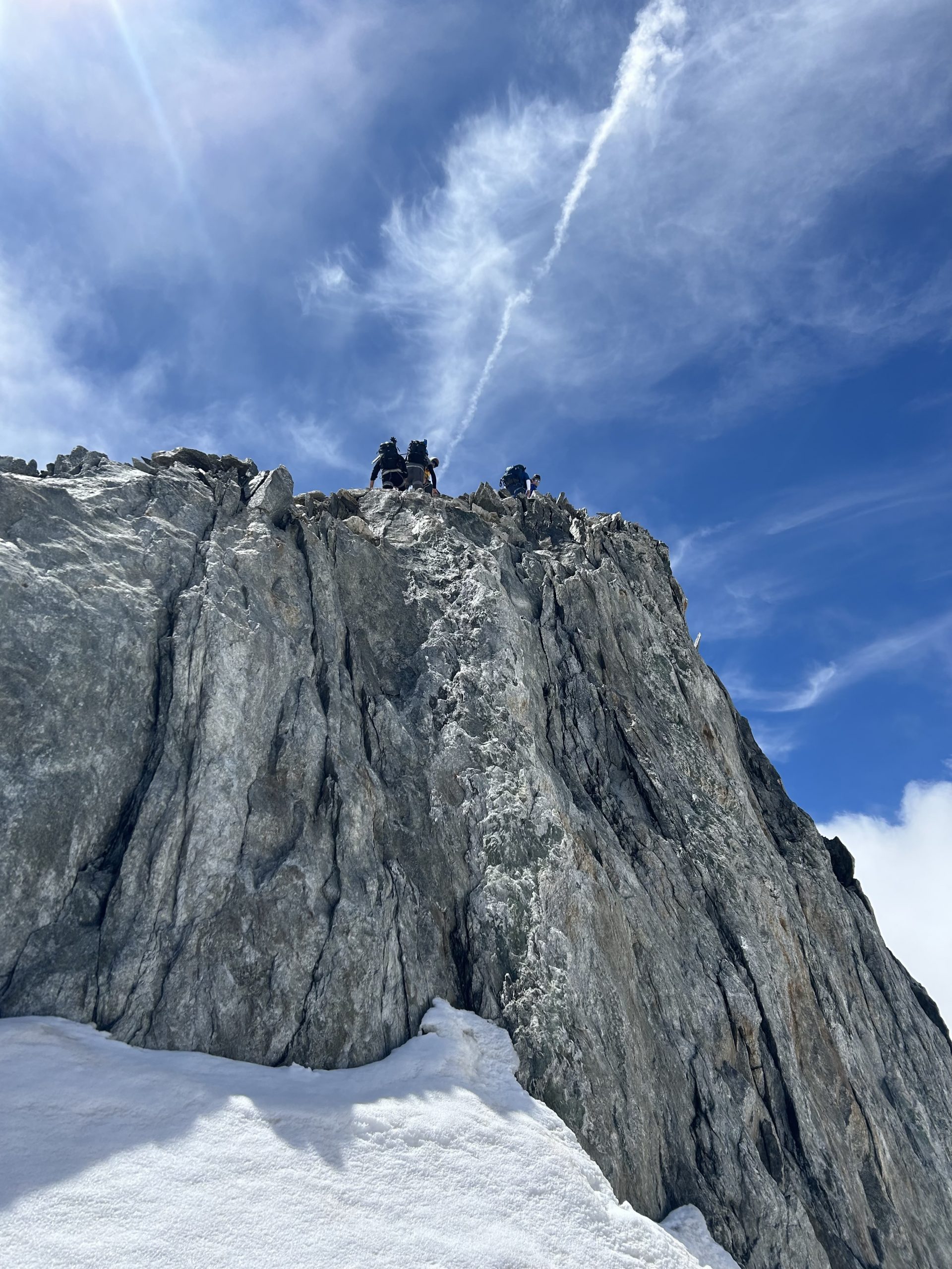 Pogum, prijateljstvo in pogledi, usmerjeni navzgor – ekipa Save One Life pred vzponom na Mont Blanc.