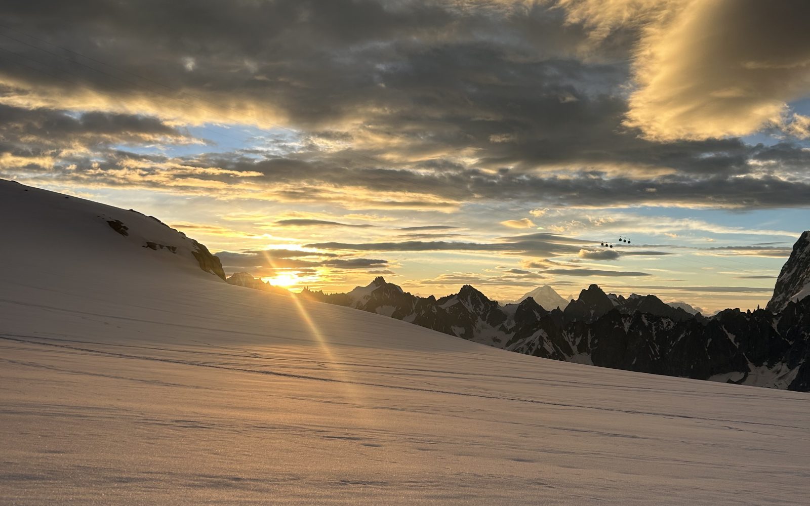 Pogum, prijateljstvo in pogledi, usmerjeni navzgor – ekipa Save One Life pred vzponom na Mont Blanc.