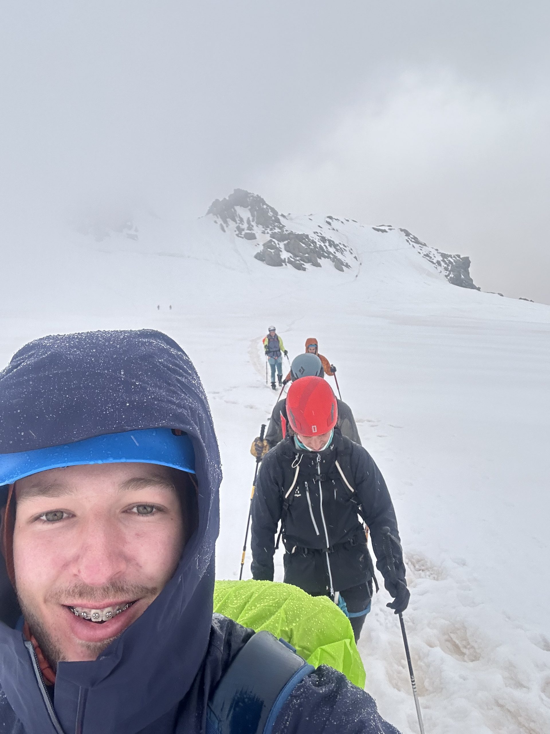 Pogum, prijateljstvo in pogledi, usmerjeni navzgor – ekipa Save One Life pred vzponom na Mont Blanc.