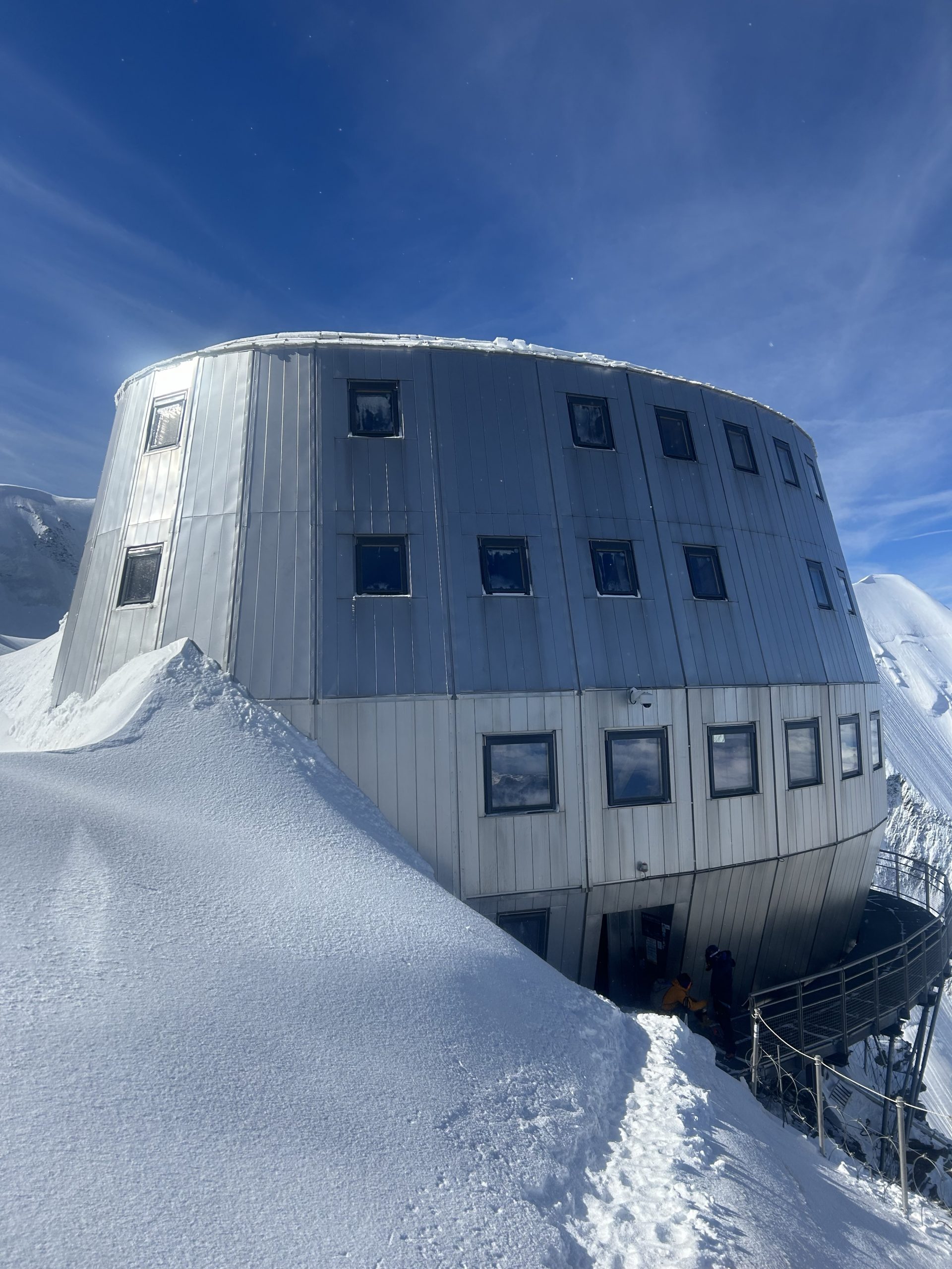 Pogum, prijateljstvo in pogledi, usmerjeni navzgor – ekipa Save One Life pred vzponom na Mont Blanc.