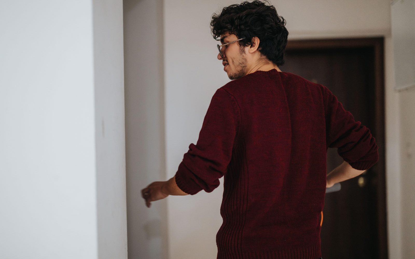 Moški v rdečem puloverju je vstopil v sobo, je pozabil po kaj se je namenil