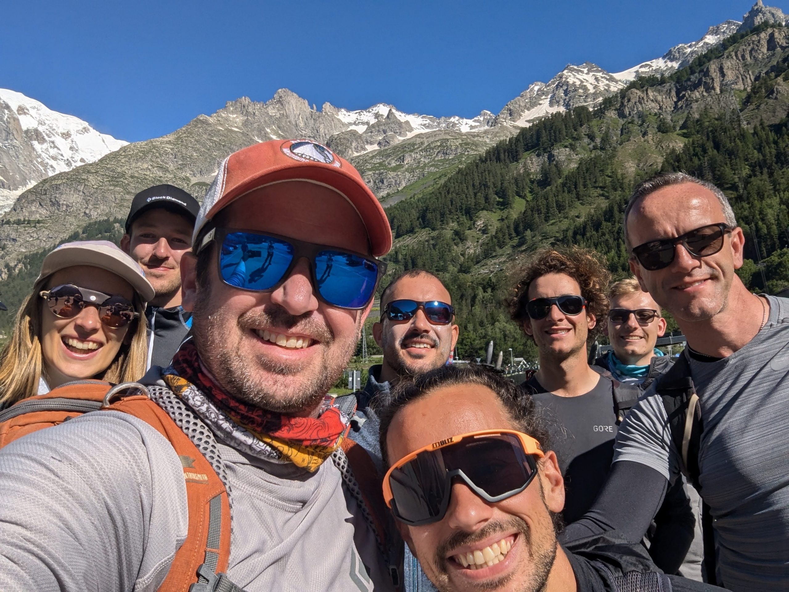 Fotografija prikazuje nasmejane člane mednarodne odprave Save One Life, ki so se julija 2023 podali na Mont Blanc. Med njimi tudi Jošt Paternoster iz Slovenije. Skupina devetih posameznikov s hemofilijo iz različnih evropskih držav, združenih z enim ciljem – pokazati, da diagnoza ne določa meja. V ozadju mogočni vrhovi, pred njimi pa povezanost, ki jo začutiš že na prvi pogled.