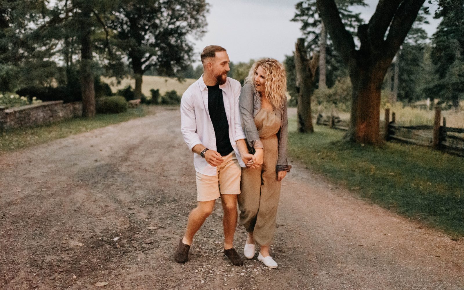 Par se sprehaja in se ljubeče gleda, drži za roke, sta dobre volje, nasmejana, ohranjata iskrico v odnosu