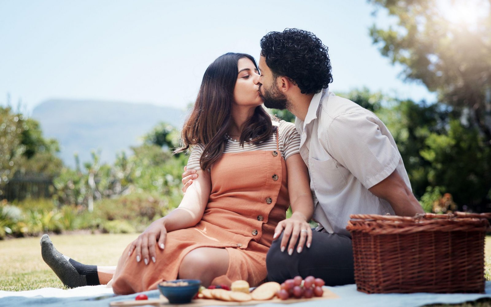 Par ima piknik v parku, se poljubljata, sta srečna