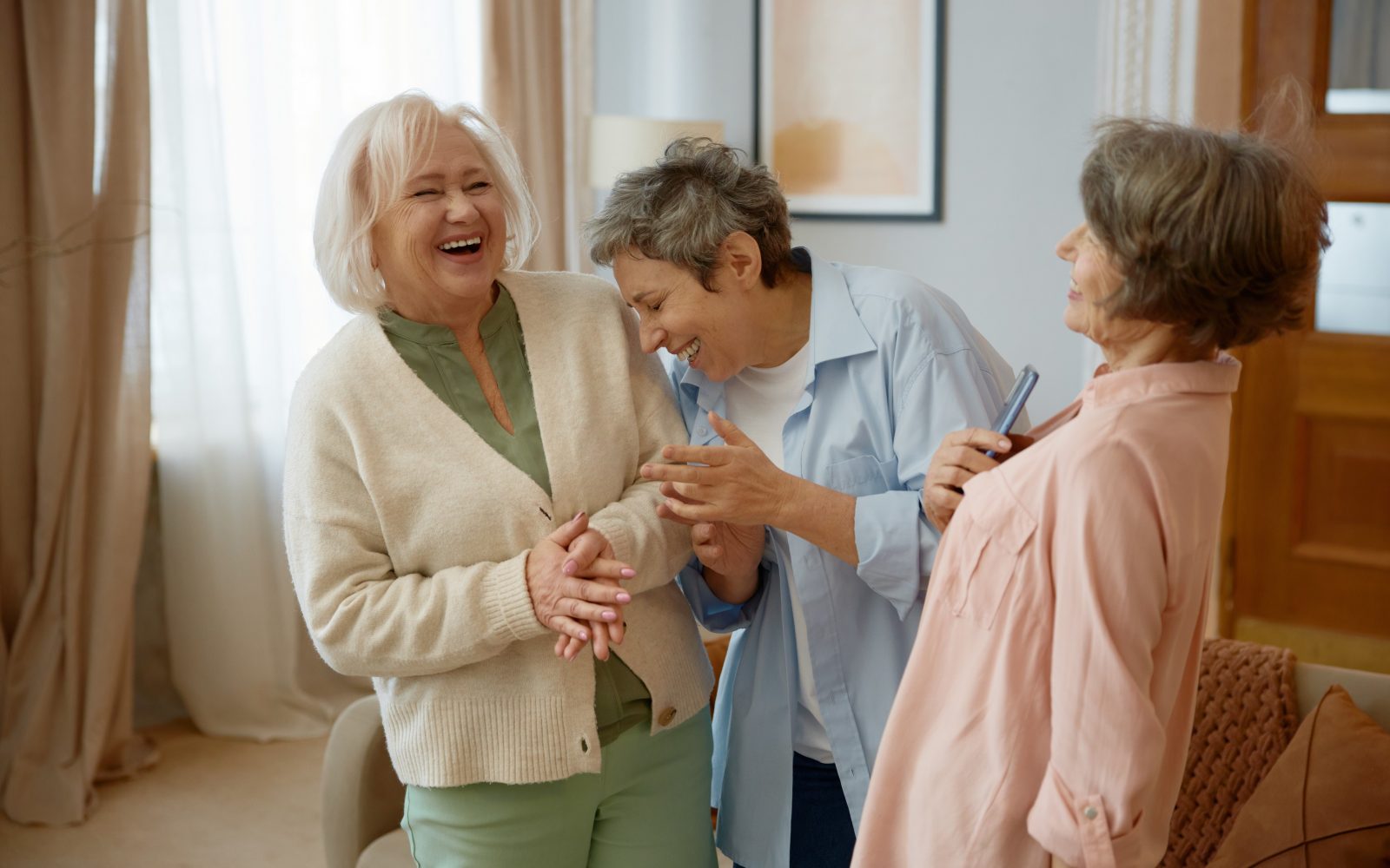 Tri prijateljice v starejših zrelih letih se smejijo, so dobre volje, so zdrave
