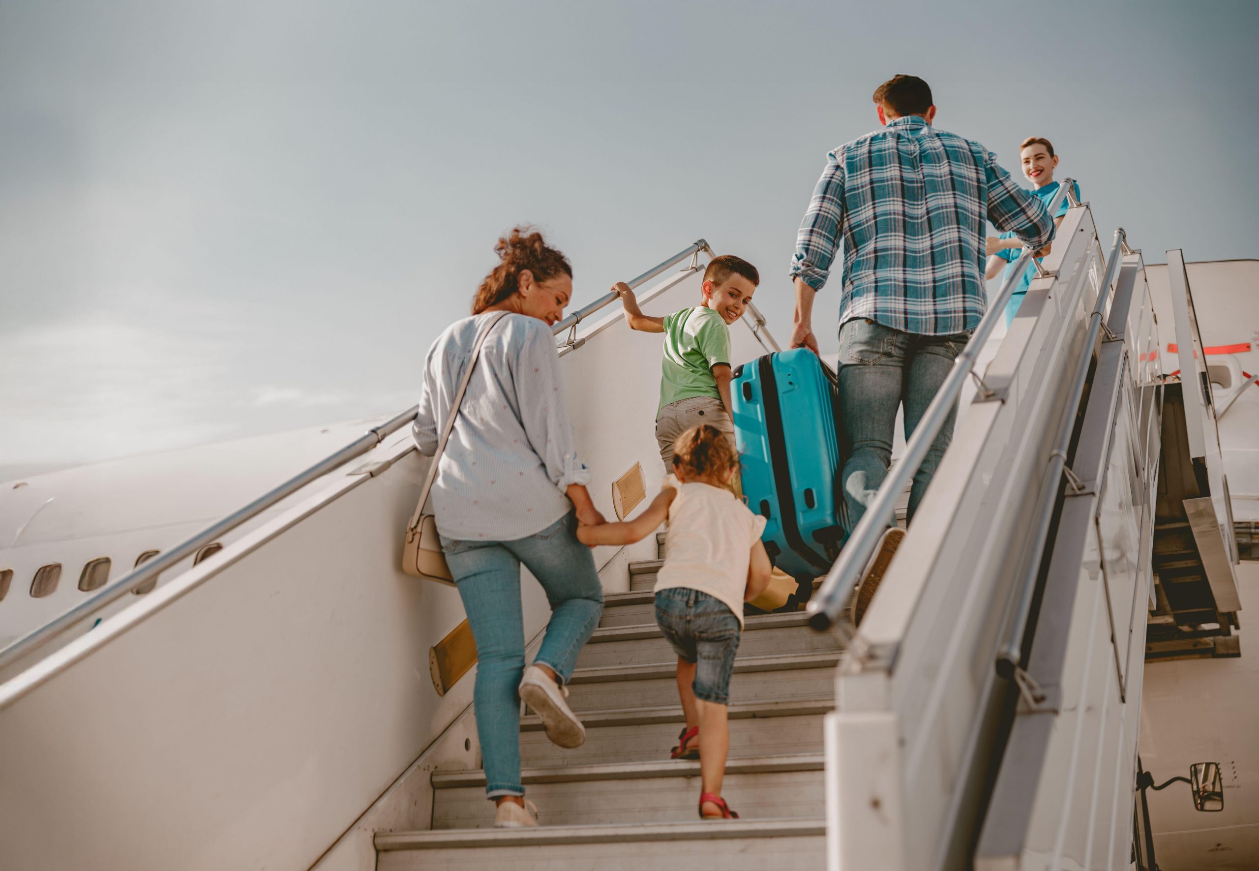 Družina se vkrcava na letalo in so pripravljeni na sproščen začetek dopusta.
