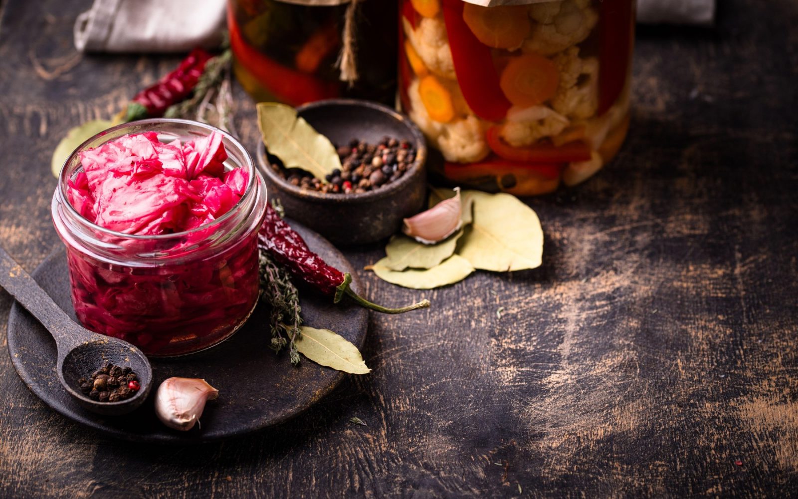 Nepasterizirana fermentirana zelenjava v kozarcih – kislo zelje, pesa in kumare