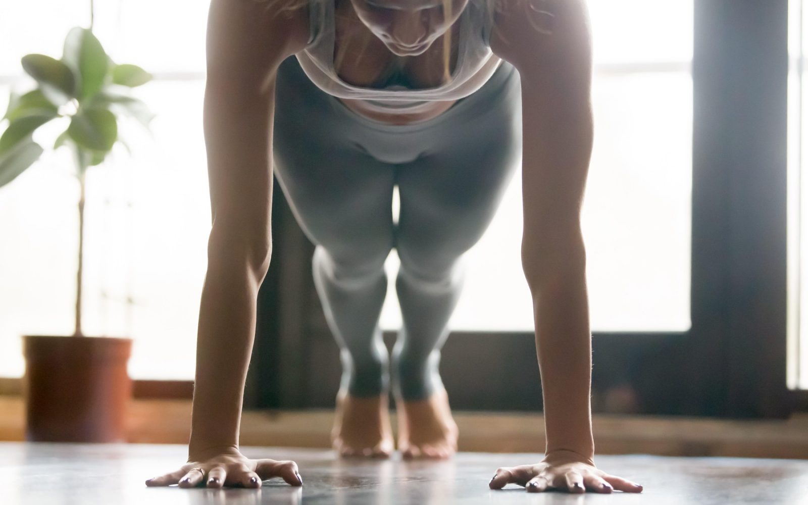 Ženska izvaja skleco kot del izziva za izboljšanje telesne moči