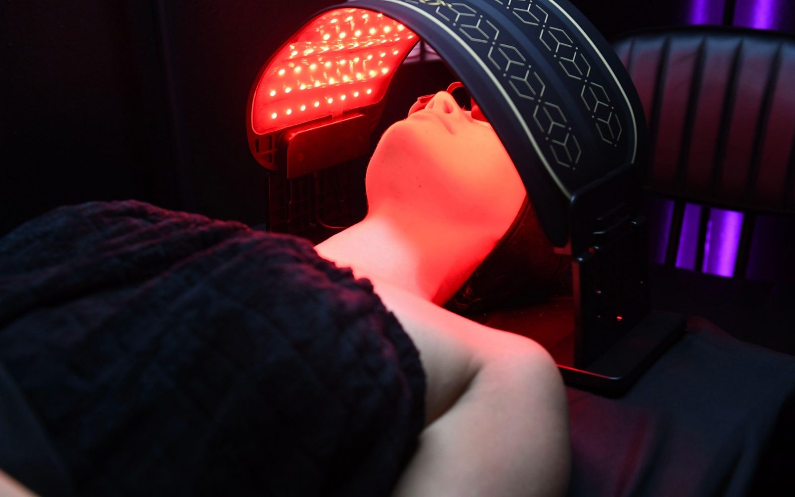 Rdeča LED svetlobna terapija se uporablja v estetski medicini za stimulacijo kolagena, pomlajevanje kože in regeneracijo po postopkih.