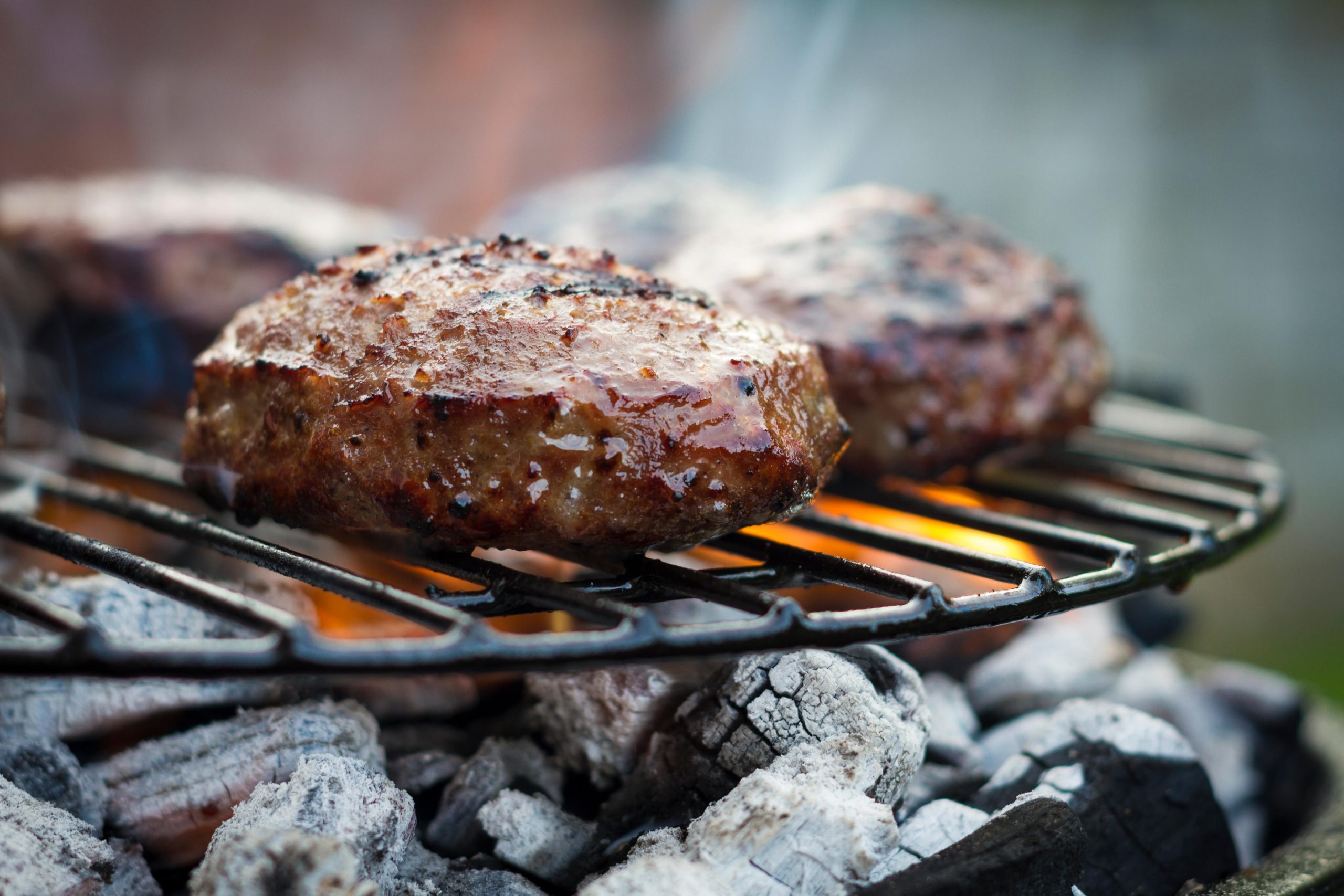 Peka mesa na žaru na oglje - odličen način za pripravo mesa za poletni piknik na vrtu