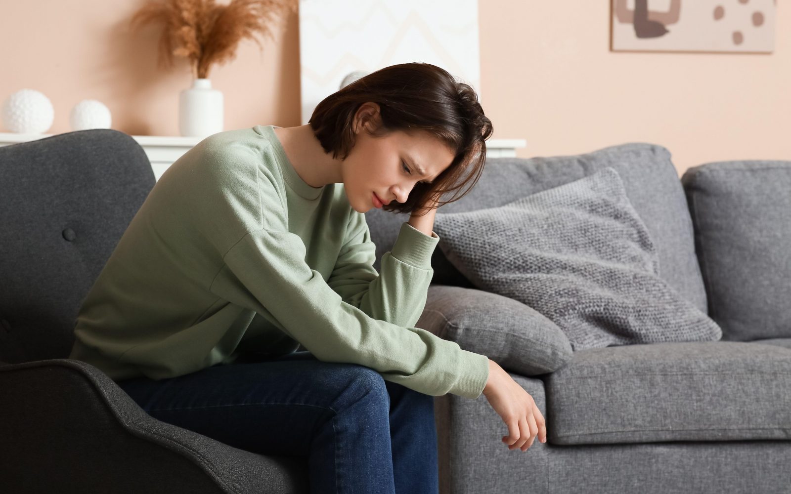 Mlada anksiozna ženska si vsak dan vzame čas za skrbi – metoda, ki ji pomaga ohraniti duševni mir.