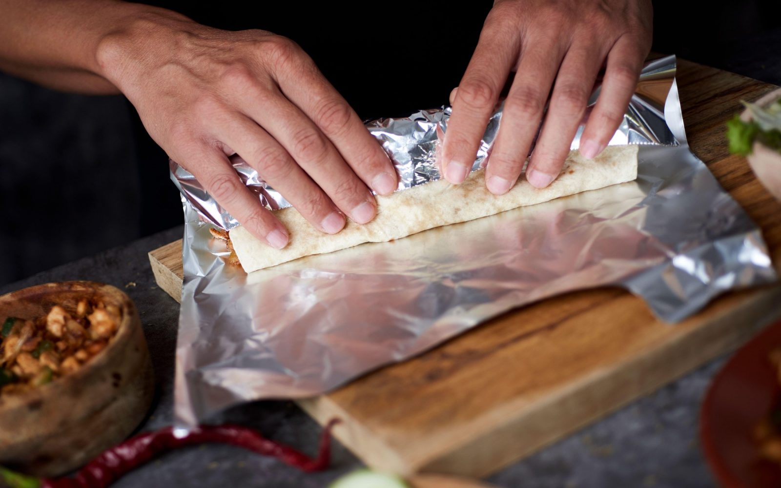 Zavijanje sendviča v aluminijasto folijo – tveganje za zdravje pri kislih živilih