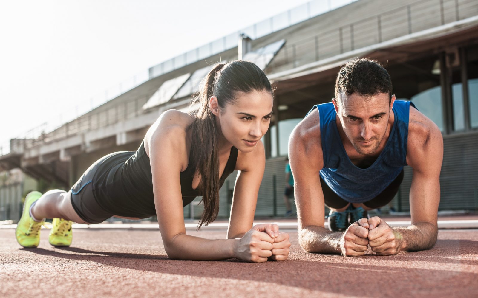 moški in ženska izvajata vajo plank, imenovano tudi deska