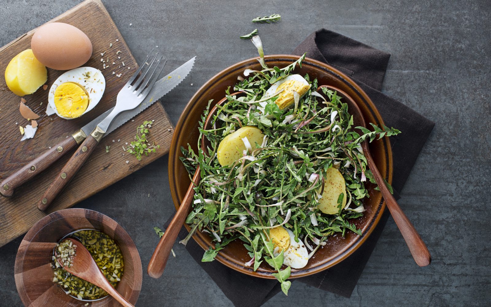 Sveža pomladna solata z regratom, jajci in krompirjem, ki je lahko odličen lahek pomladni obrok.