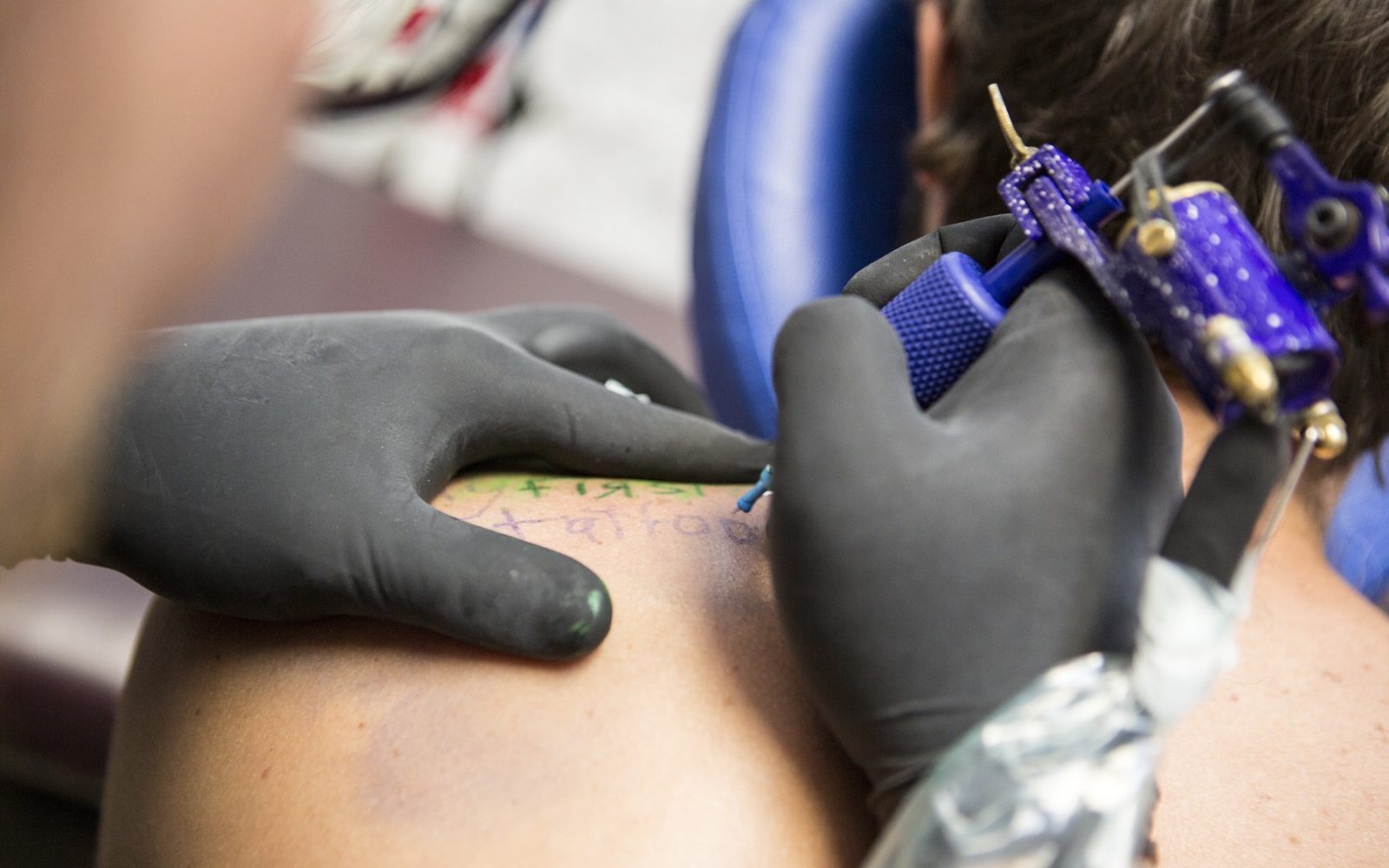 Tattoo umetnik tetovira ramo – pametna tetovaža za zdravstveno spremljanje