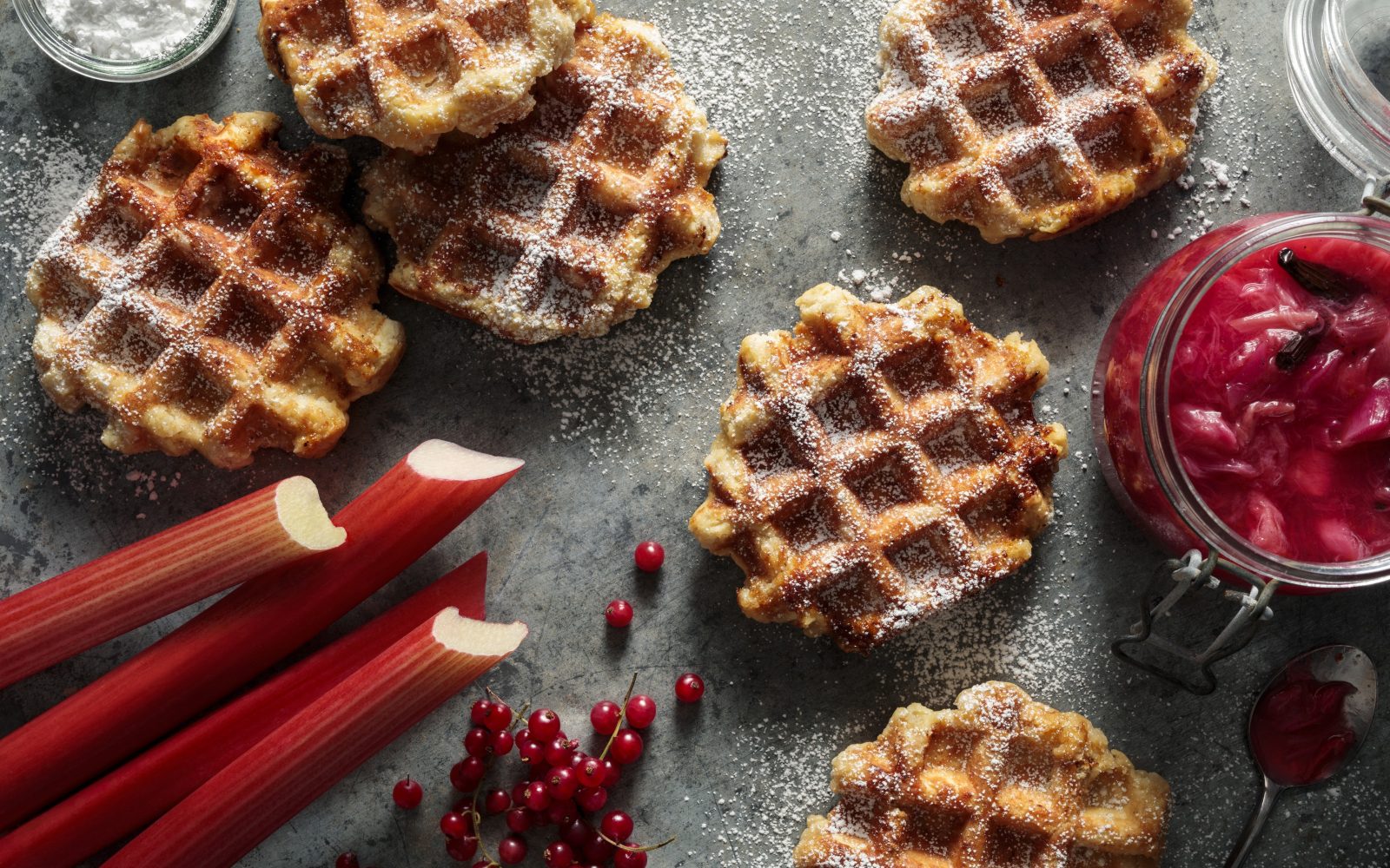 Vaflji z osvežilno domačo marmelado iz jagode in rabarbare – pomladni zajtrk iz sezonskega sadja in zelenjave.
