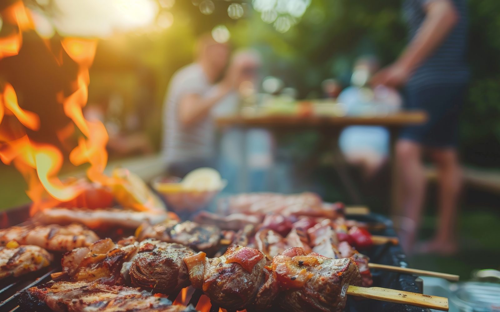 Meso na žaru med piknikom na prostem - del varne priprave hrane na pikniku.