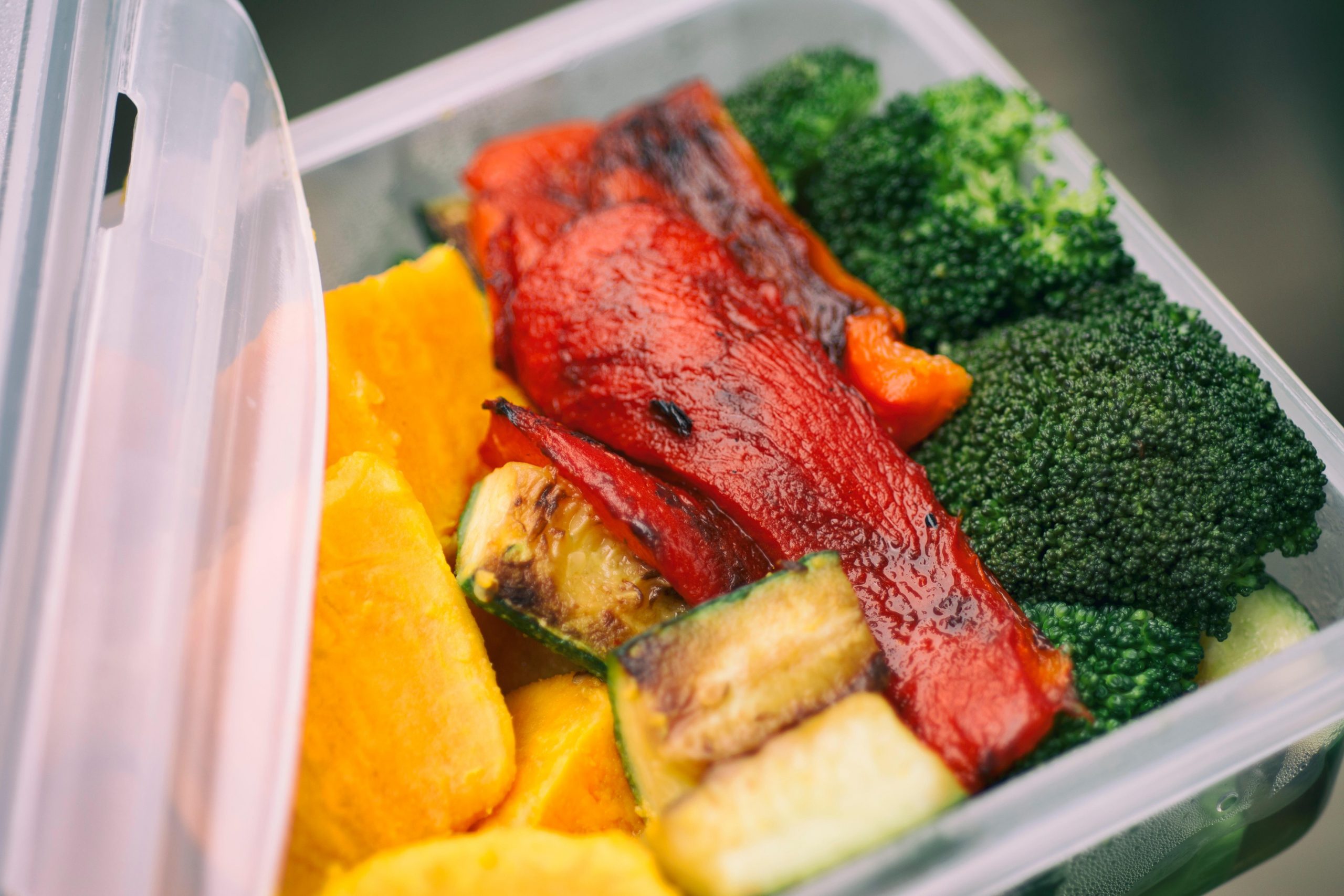 V nepredušno zaprti posodi shranjeni ostanki hrane od piknika - brokoli, pečena paprika, bučke in krompir