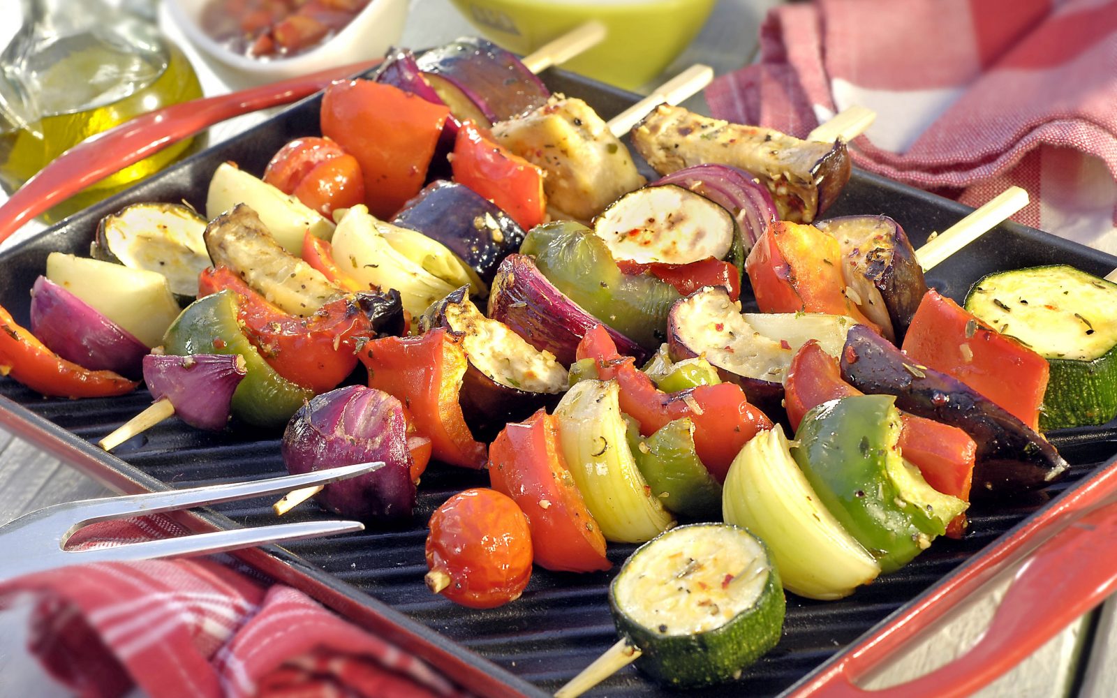 Pečena zelenjava z žara, marinirana v različnih začimbah - odlična izbira za nizkokalorični poletni piknik.