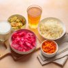 Fermentirana živila, kot so jogurt, kefir, kimči in kislo zelje, so vir probiotikov in so ključna za zdravje črevesja, ki pozitivno vpliva na kakovost spanca.