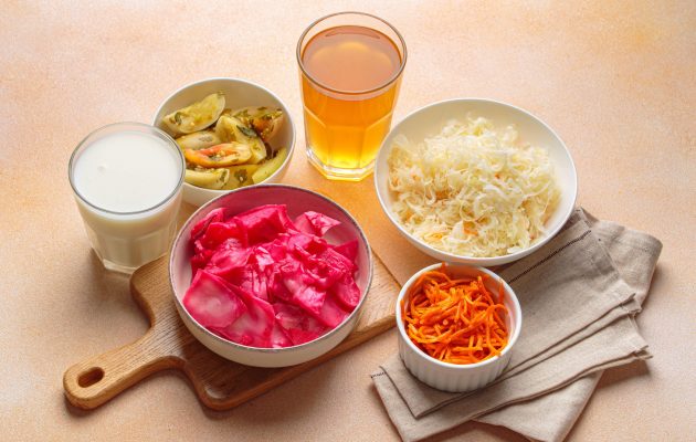 Fermentirana živila, kot so jogurt, kefir, kimči in kislo zelje, so vir probiotikov in so ključna za zdravje črevesja, ki pozitivno vpliva na kakovost spanca.