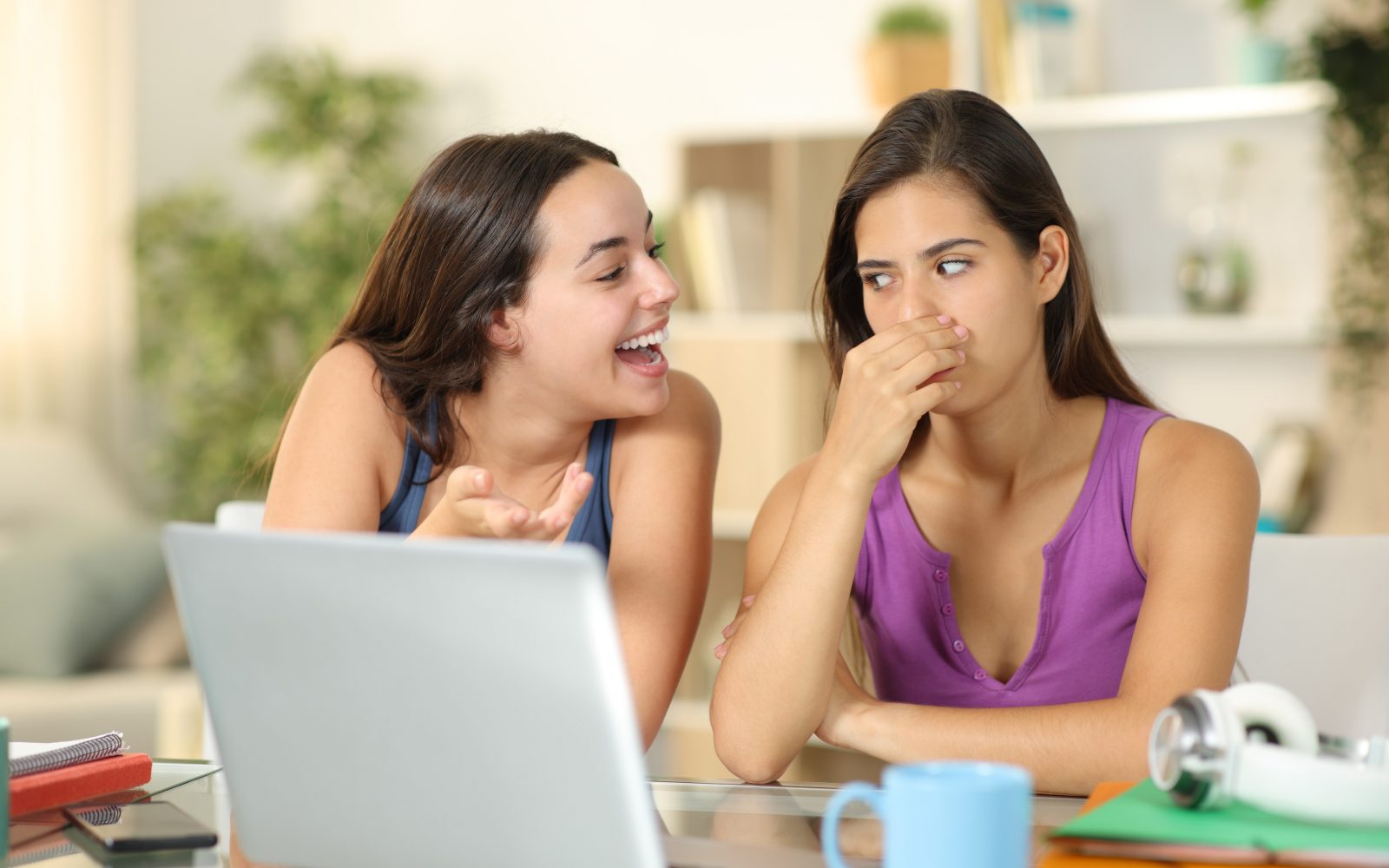 Ženski se pogovarjata, ena ima slab zadah