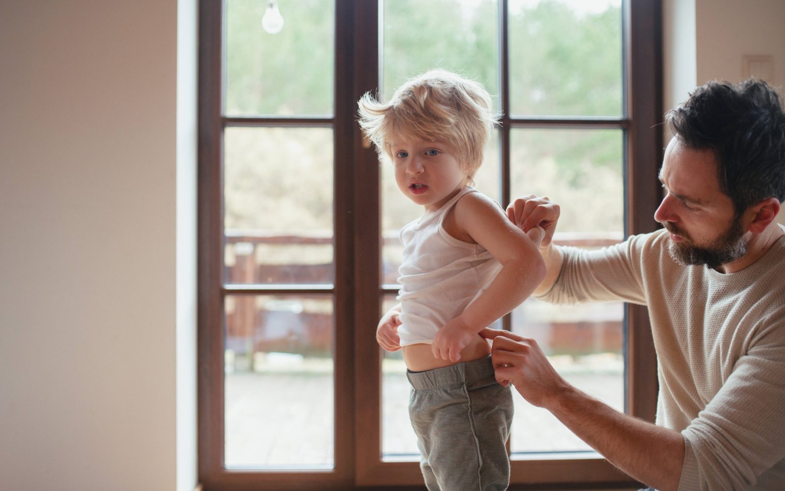 Oče pregleduje kožo od sina, zaščita kože pred soncem, sončne opekline povečajo tveganje za raka
