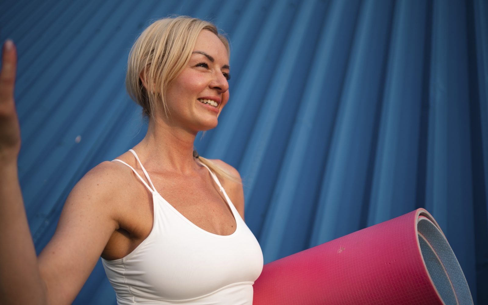 Ženska gre na jogo v vročem dnevu da odklopi