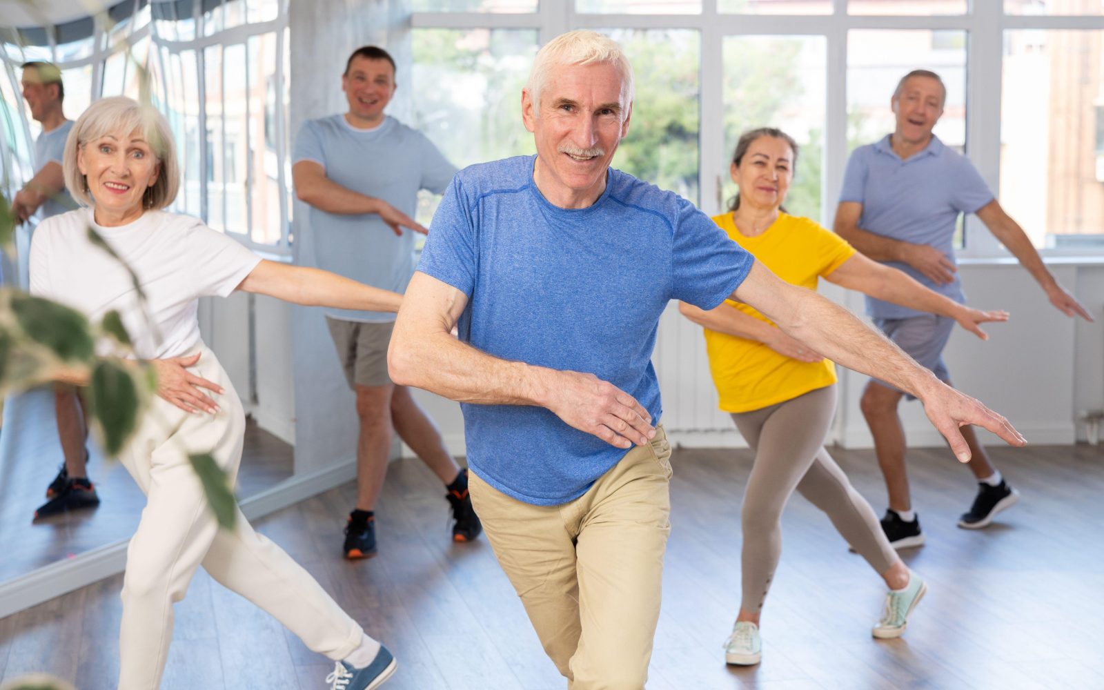 Skupina starejših med zumbo - odlična aerobna oblika vadbe, ki preprečuje kognitivni upad in zmanjšuje tveganje za demenco.