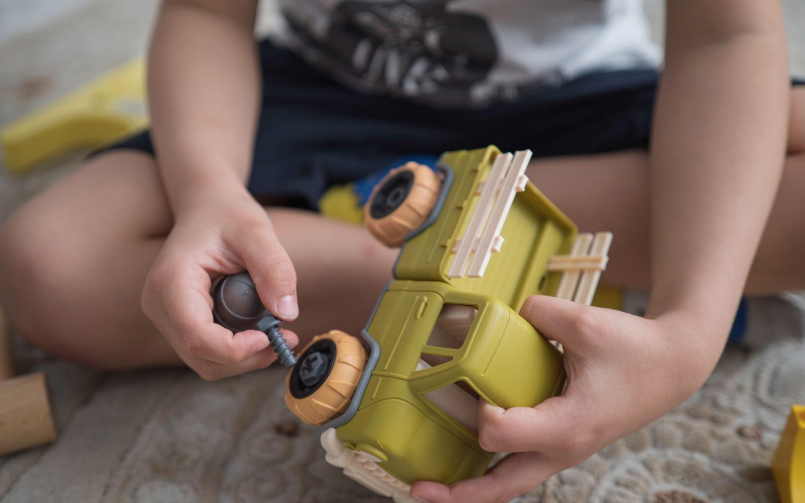 Deček z avtizmom se samostojno igra s tovornjakom - porast diagnoz avtizma v zadnjih desetletjih.