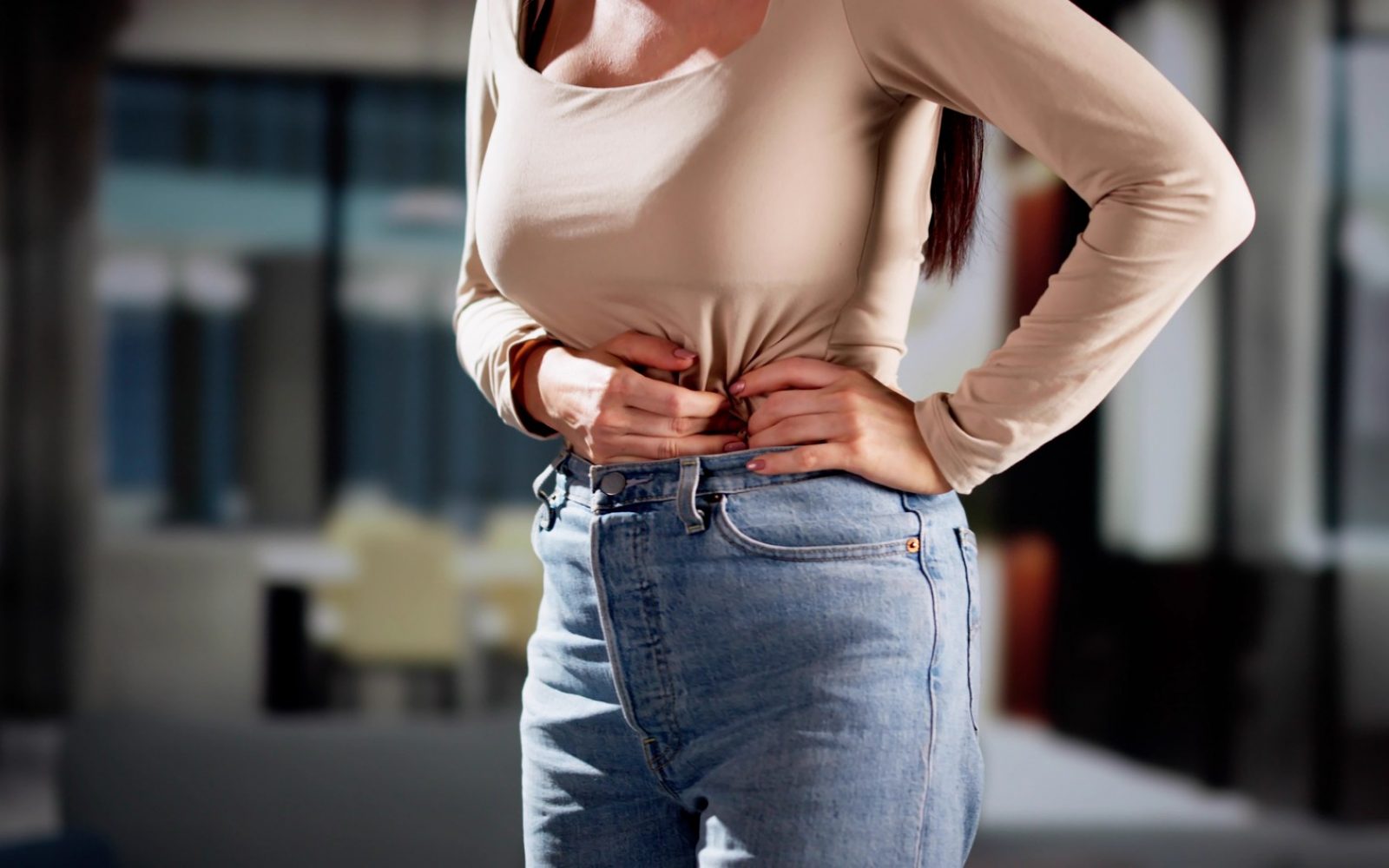 Ali gre le za običajno ovulacijsko bolečino ali znak resnejše težave? Bolečina v trebuhu je lahko prehodna ali opozorilo za alarm. Spoznajte, kdaj morate ukrepati