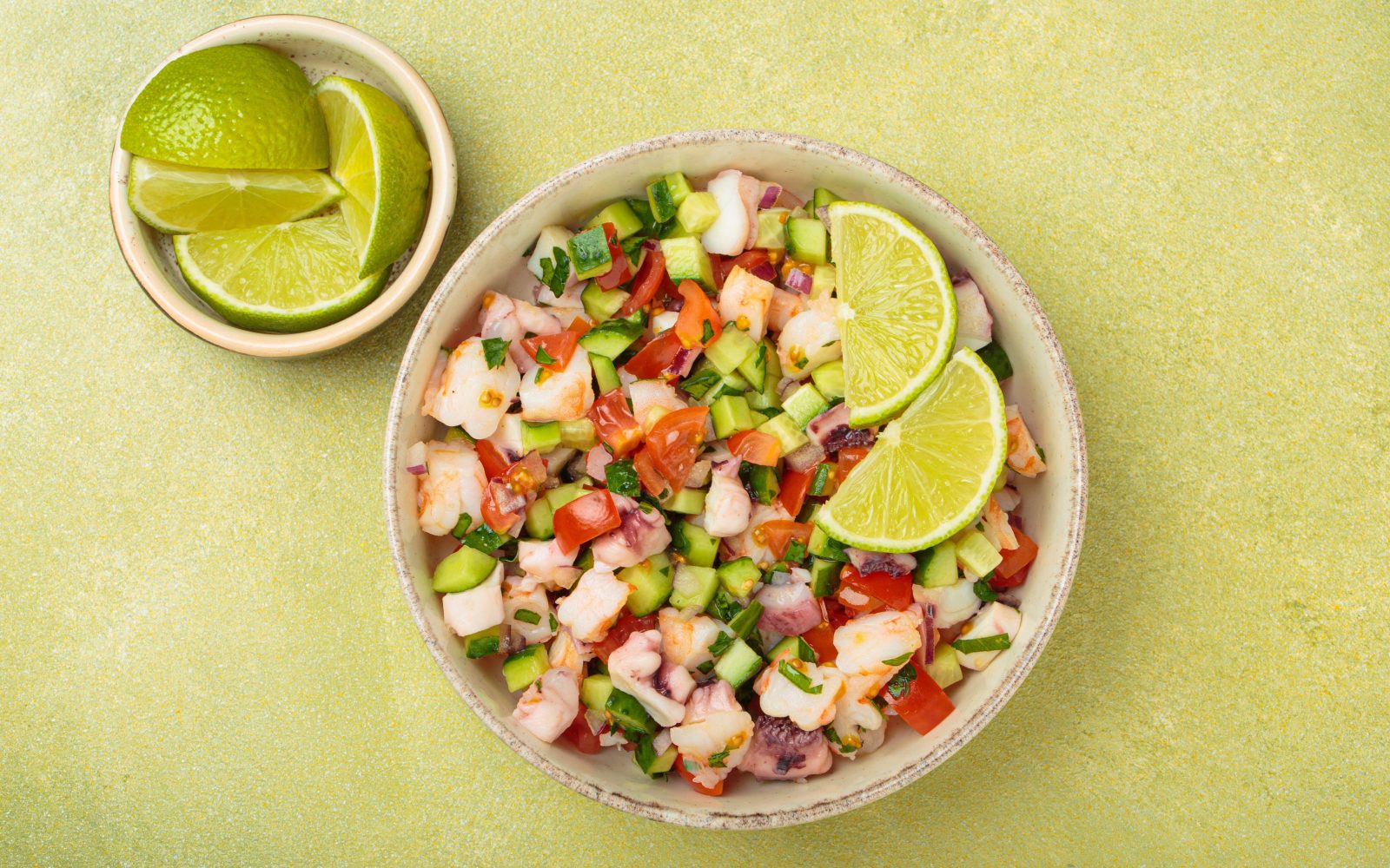 Slika perujske jedi ceviche iz koščkov surove bele ribe, marinirane v limetinem soku, začinjene s čilijem, čebulo, koriandrom in zelenjavo.