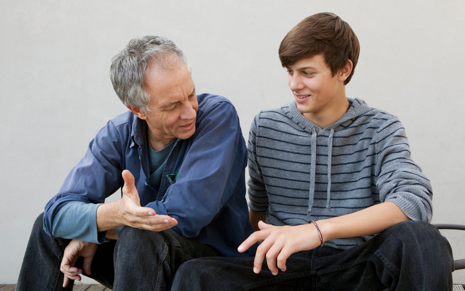 Oče in sin v resnem pogovoru o alkoholu – preventiva med mladostniki