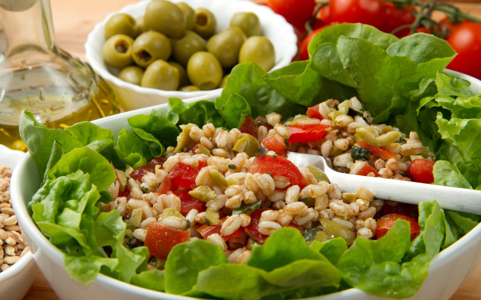 Osvežilna pirina solata z rdečimi paradižniki, kaprami, oljčnim oljem in svežimi zelišči - idealna poletna mediteranska jed.