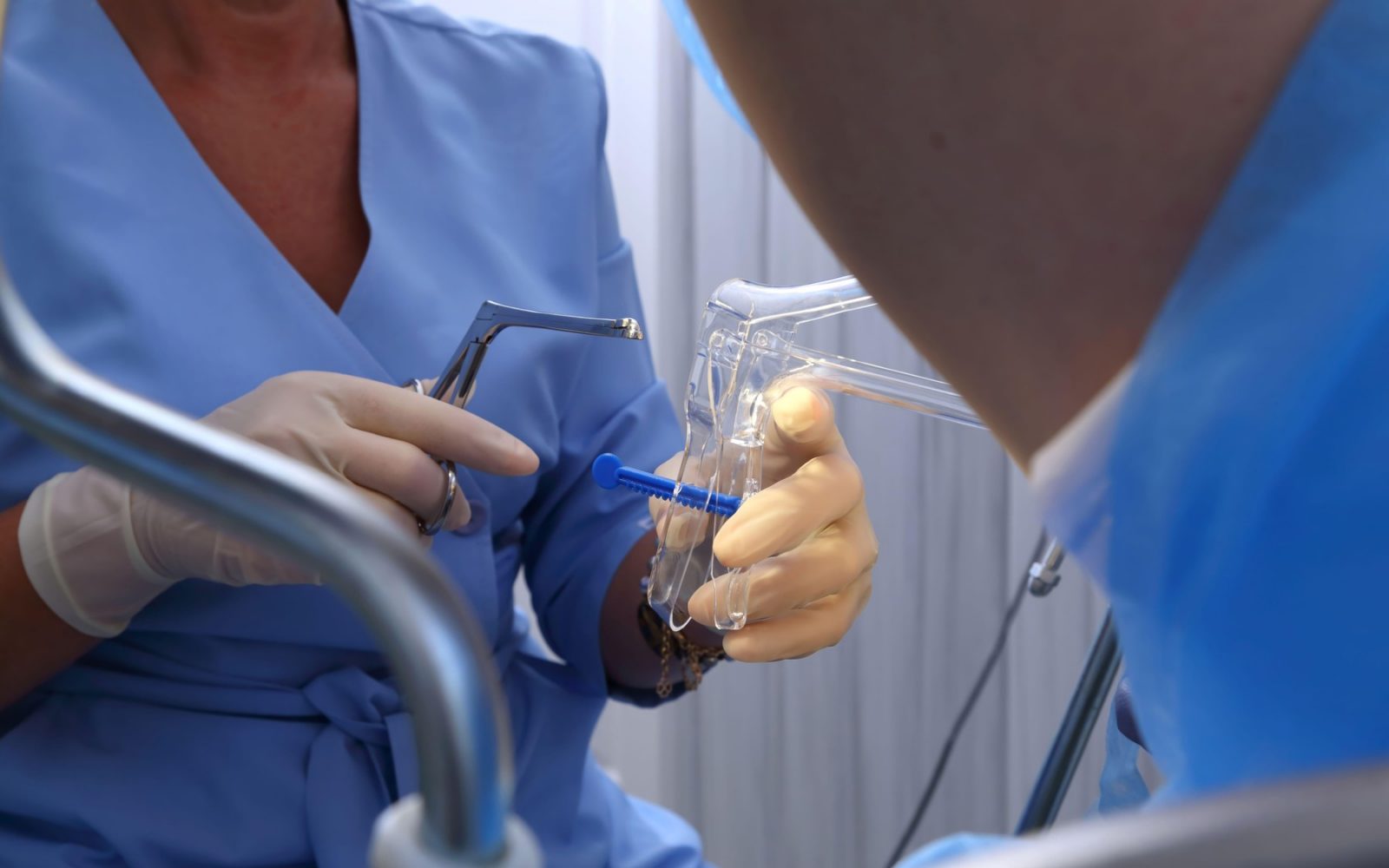 Ginekološki pregled: zdravnik opravlja vaginalni pregled