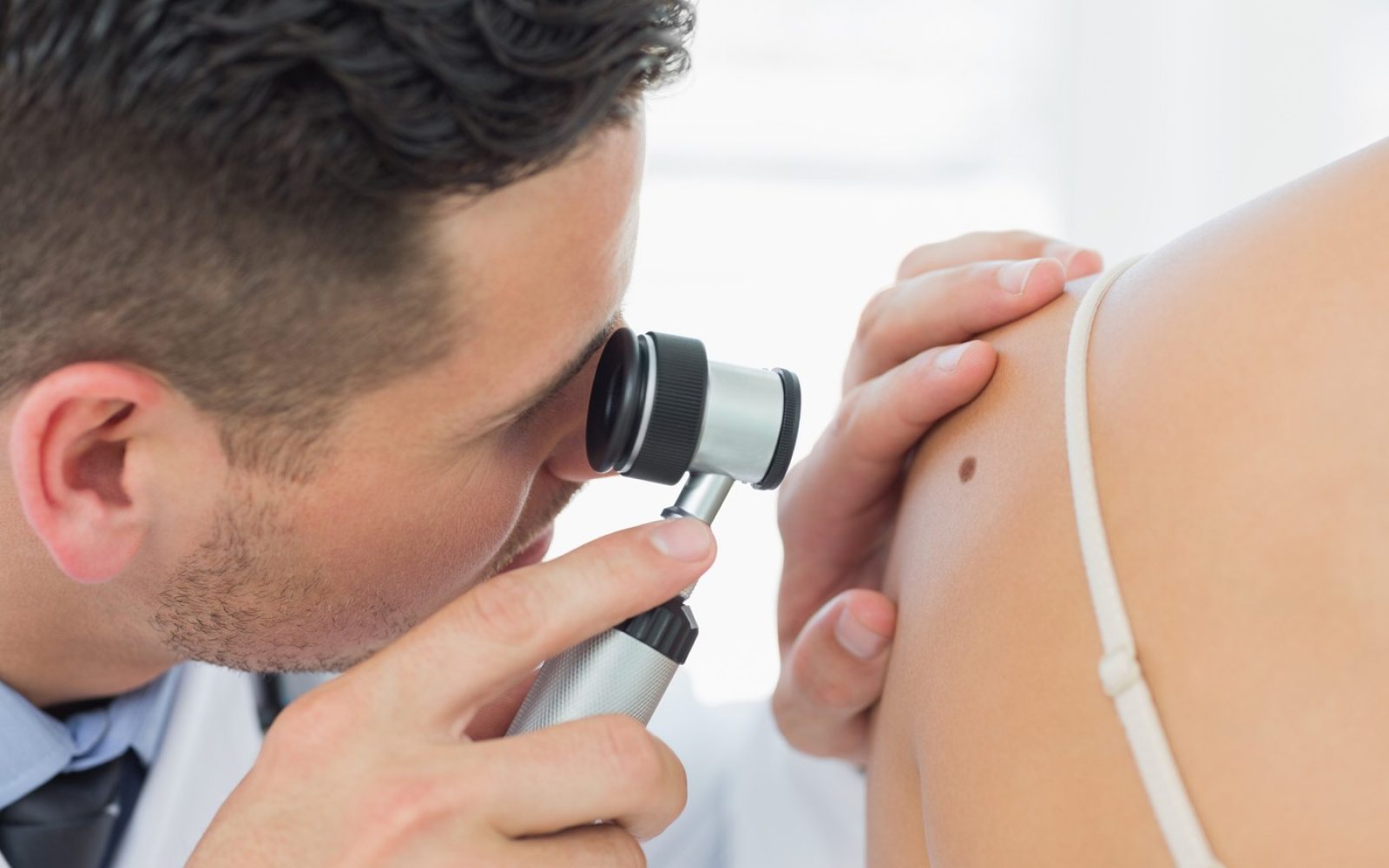 Redno samopregledovanje znamenj ter obisk dermatologa enkrat letno.