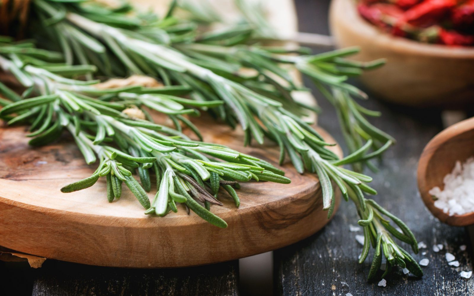 Rožmarin na deski - vsestranska zimzelena zdrava mediteranska začimba s številnimi koristmi za zdravje