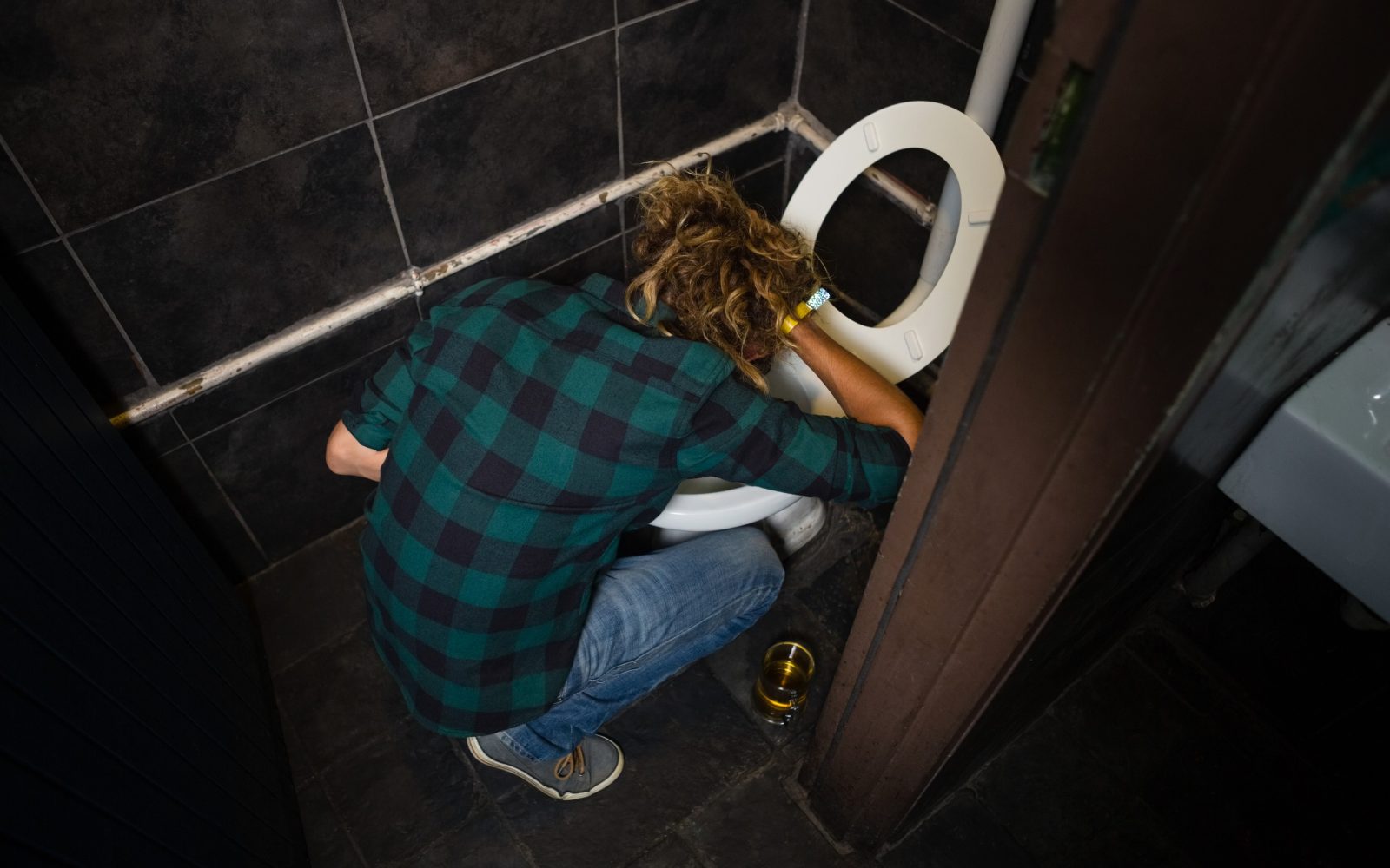 mladostnik bruha po zaužitju semisintetičnih kanabinoidov