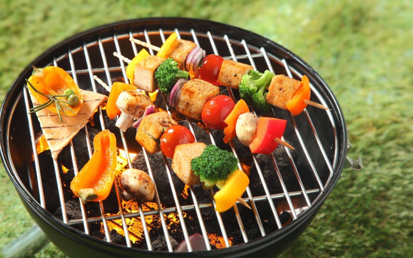 Tofu ražnjiči z raznobarvno zelenjavo so odlična izbira za vse, ki iščejo lahko, zdravo in rastlinsko alternativo na žaru."