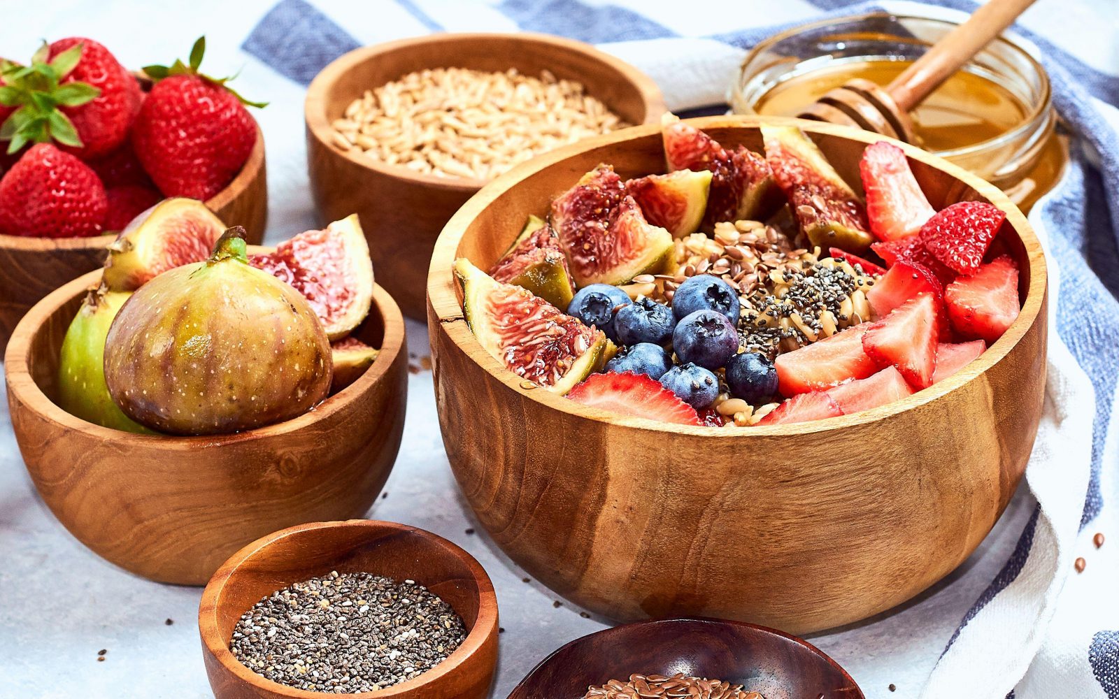 Ovsena kaša z dodatkom svežega sadja, oreškov in semen za uravnotežen in zdrav zajtrk