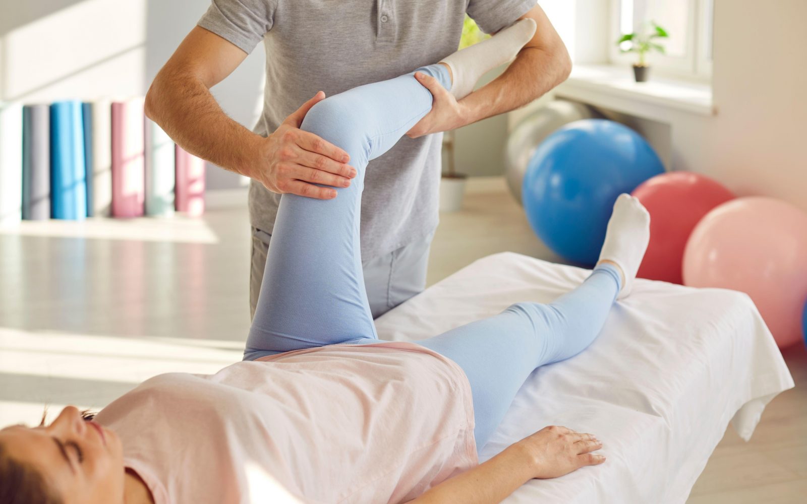 Slika prikazuje fizioterapevtsko vadbo, namenjeno izboljšanju gibljivosti in zmanjšanju bolečin zaradi artritisa, kar je ključni del učinkovitega zdravljenja.