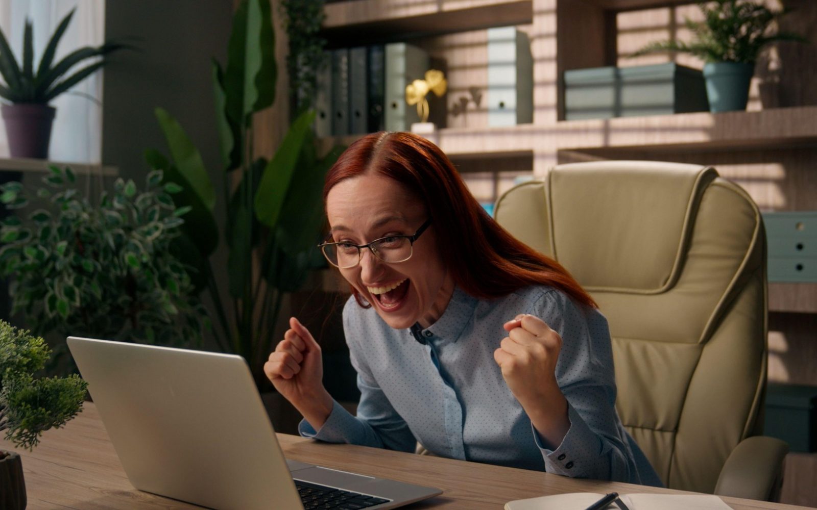 ženska za računalnikom in igrami na srečo